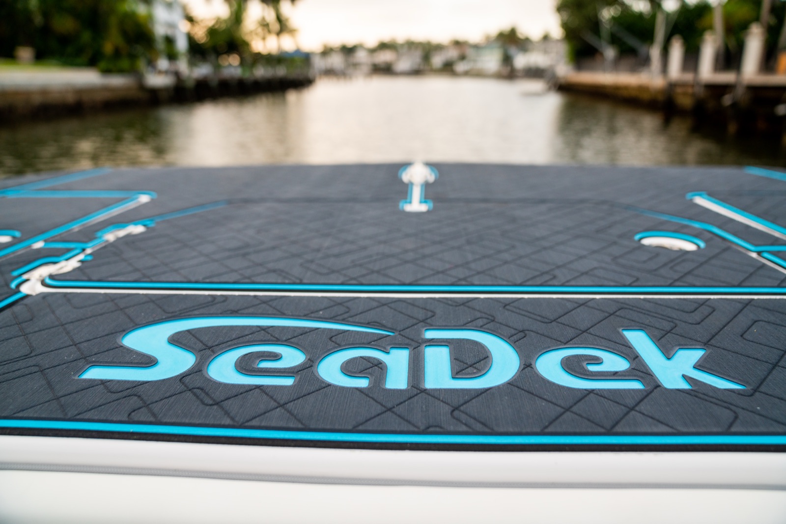 SeaDek EVA marine flooring markalı tekne burnu